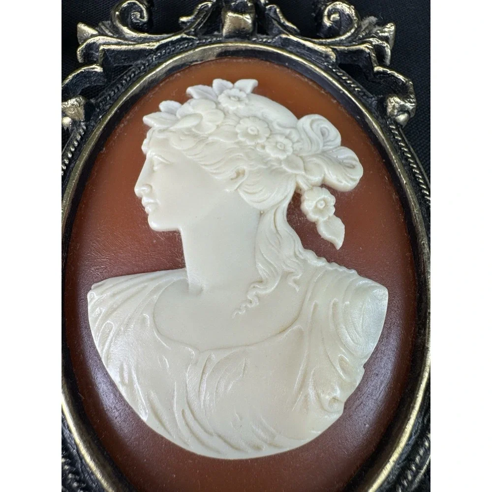 Vintage Lot Of 2 Arabesque Venezia Cameo Wall Hangings 9